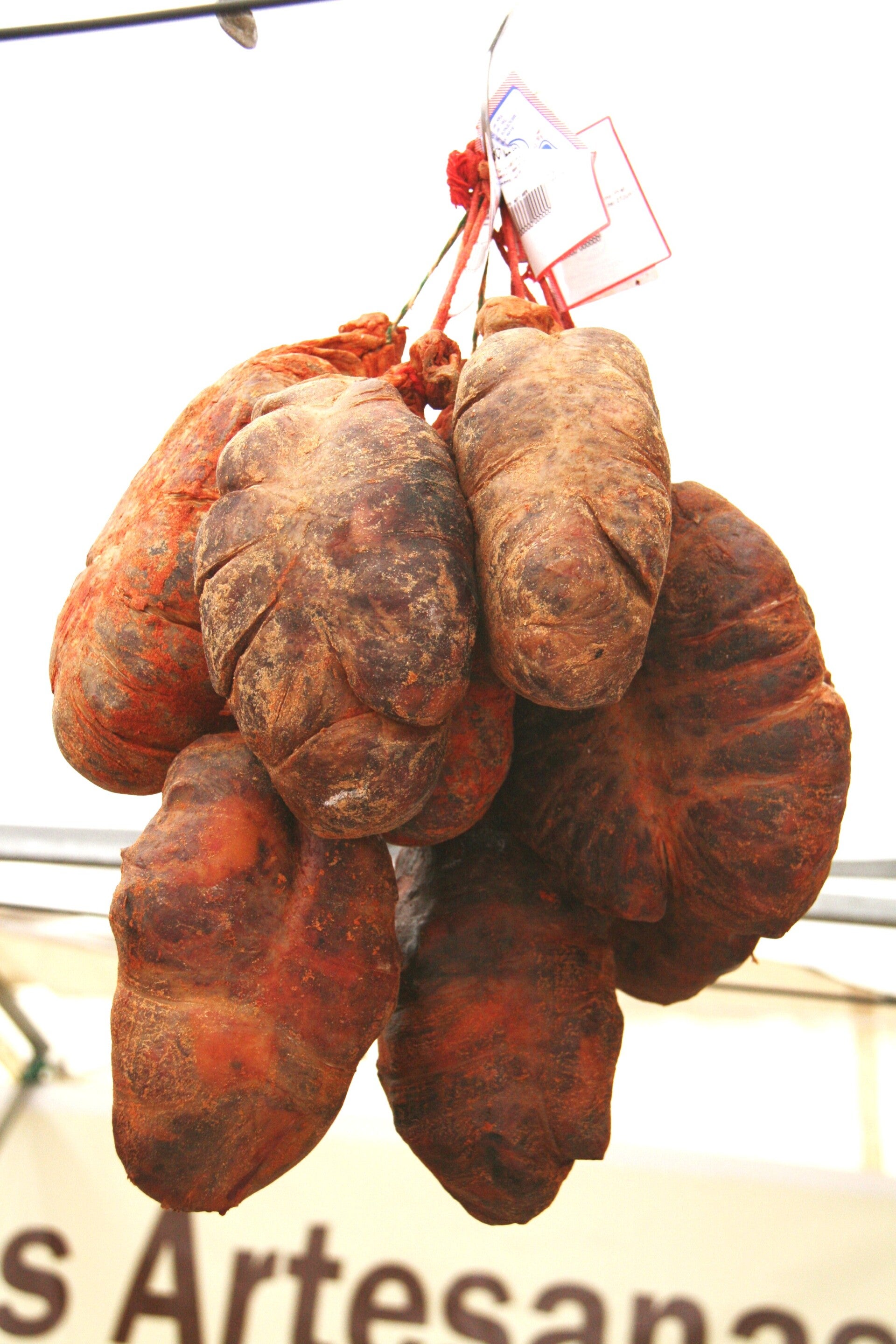 Botillo del Bierzo compuesto por costillas y rabo de cerdo adobados con ajo y pimentón.
