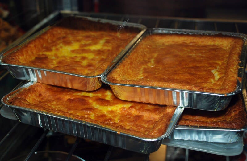 Quesadas pasiegas recién horneadas, con la superficie dorada y agrietada