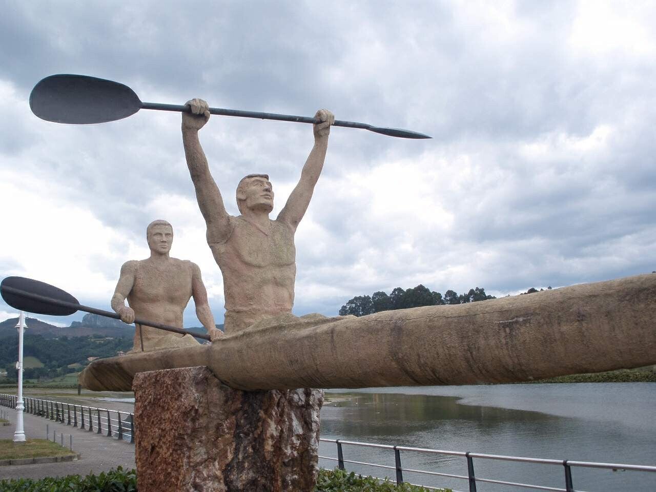 Escultura en Ribadesella representando el Descenso del Sella