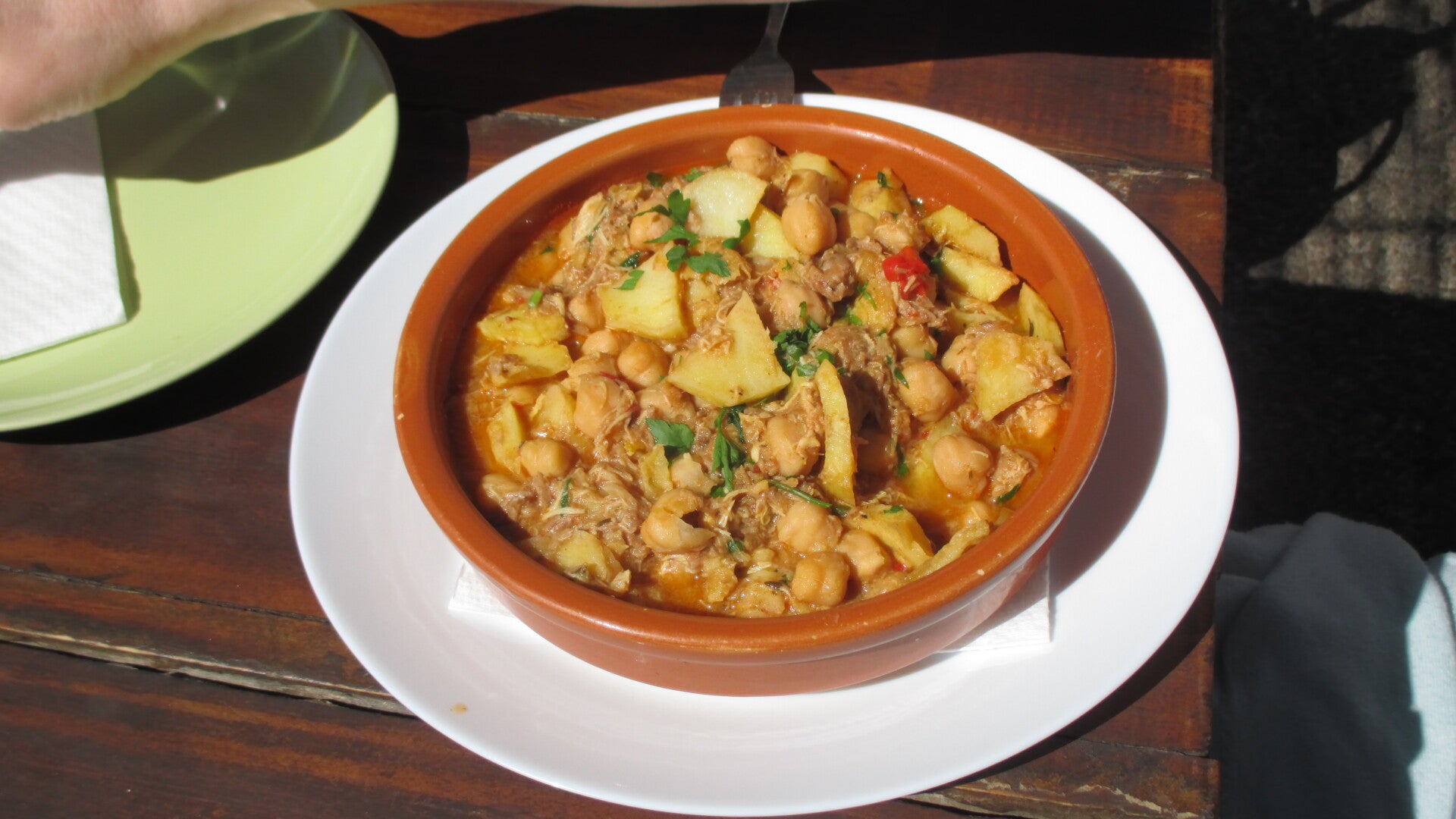 Ropa vieja canaria con garbanzos y papas fritas