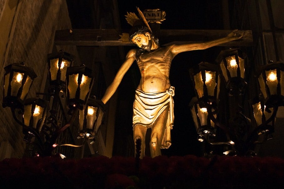 Cristo de la Vega con un brazo desclavado y caído, entre faroles, en su procesión de Semana Santa en Toledo