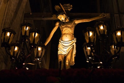 Cristo de la Vega entre faroles en su procesión de Semana Santa en Toledo