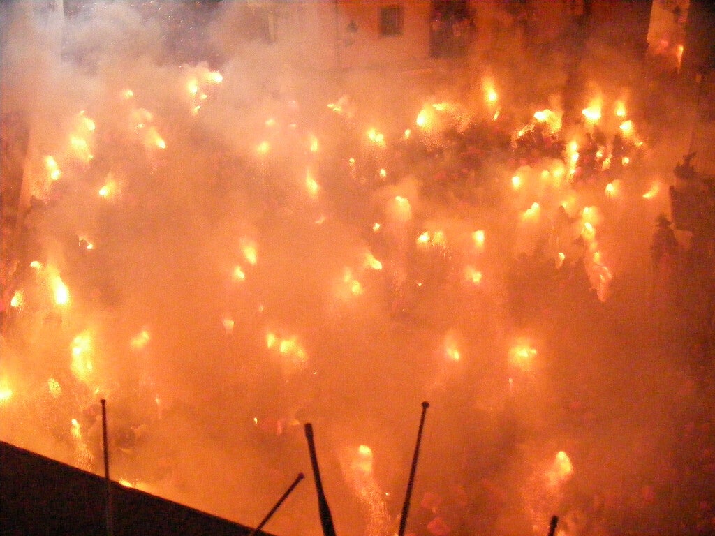 El salt de plens de la Patum de Berga: diablos con fuets ardiendo llenan de fuego y chispas la plaça de Sant Pere en plena noche