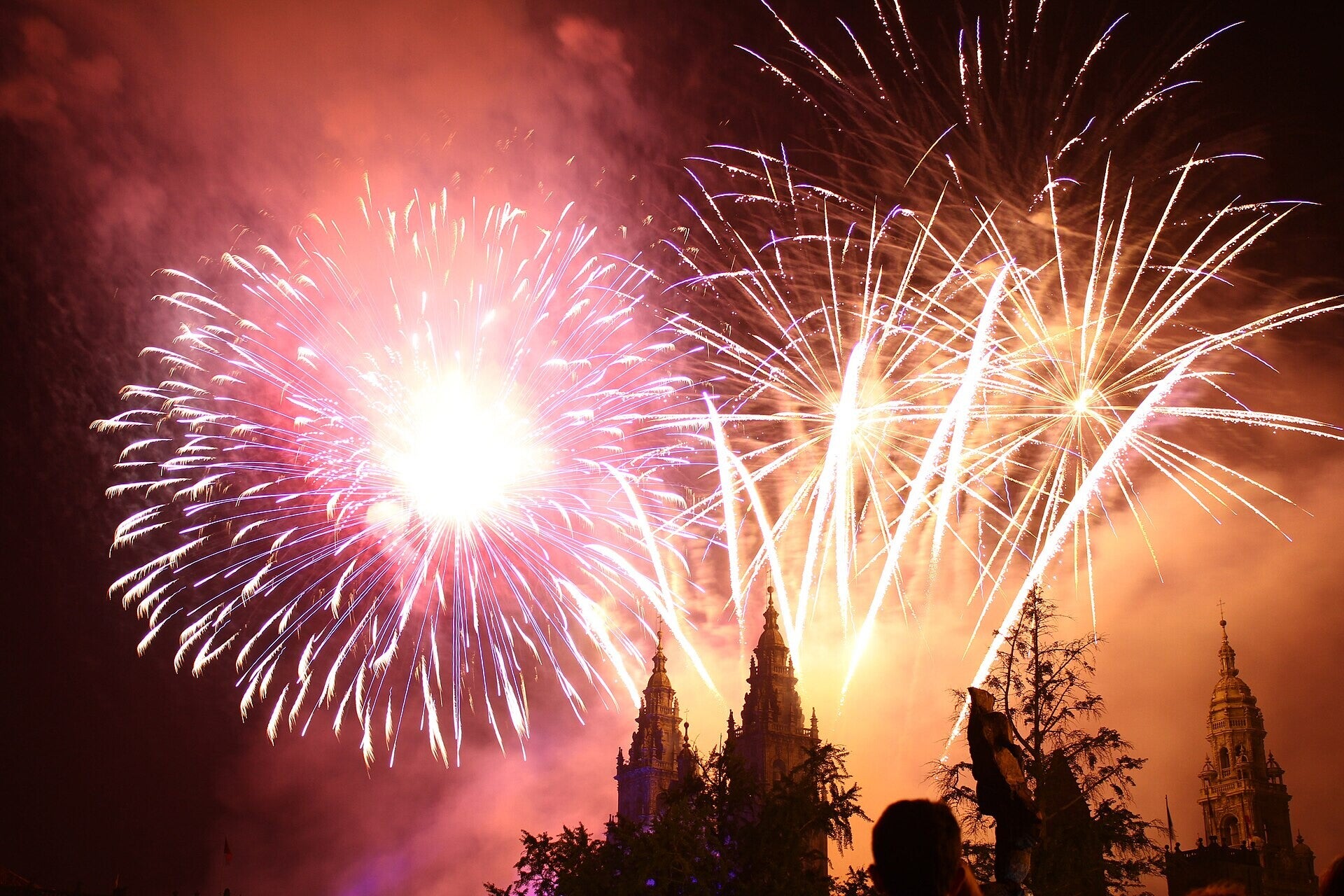 Fogos do Apóstolo sobre la catedral en las Fiestas de Santiago de Compostela