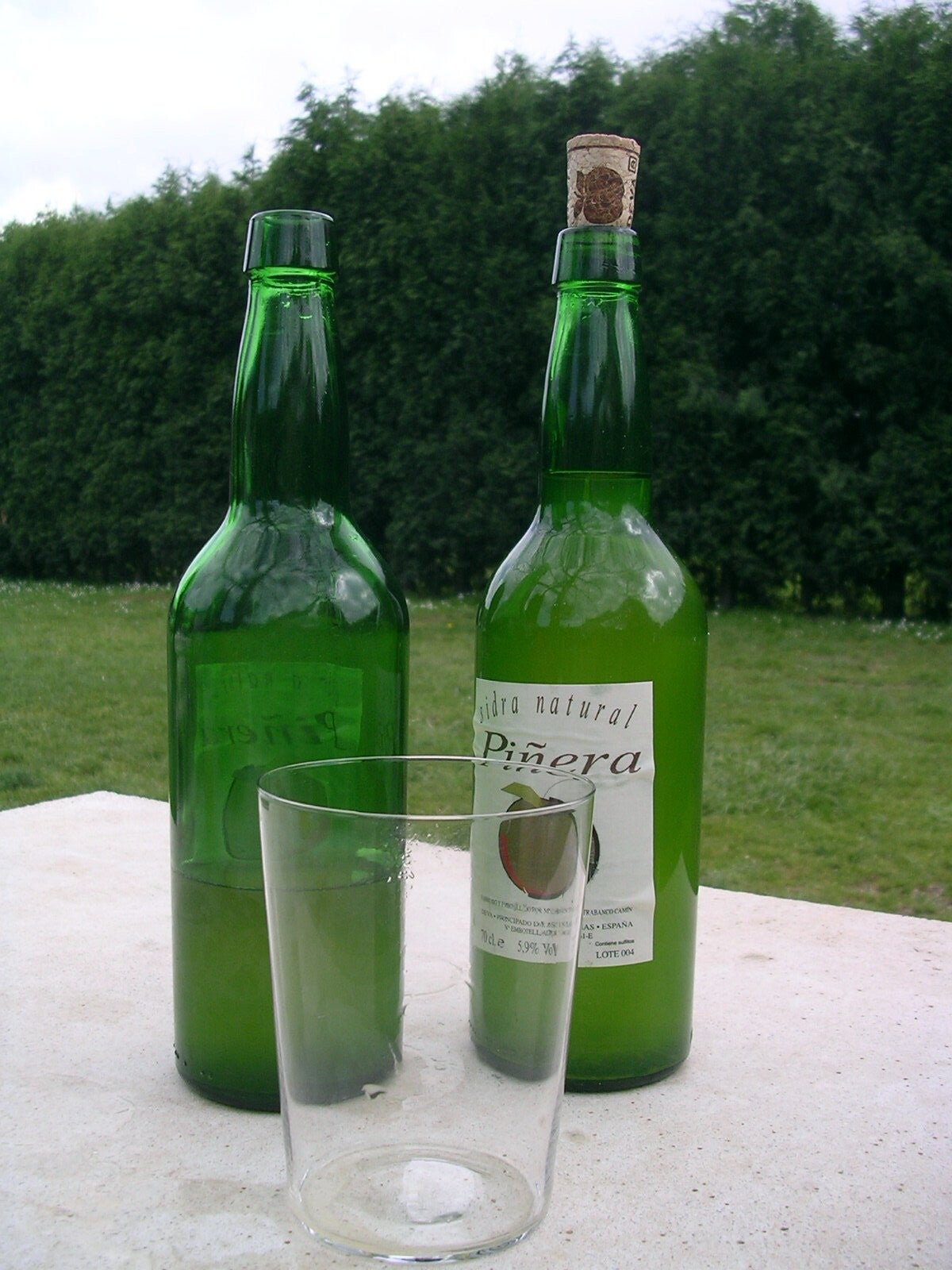 Sidra natural, bebída típica de Asturias, España.