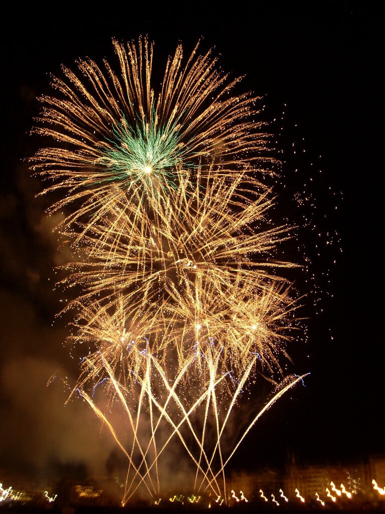 Fuegos artificiales sobre la bahía de La Concha durante la Semana Grande de Donostia