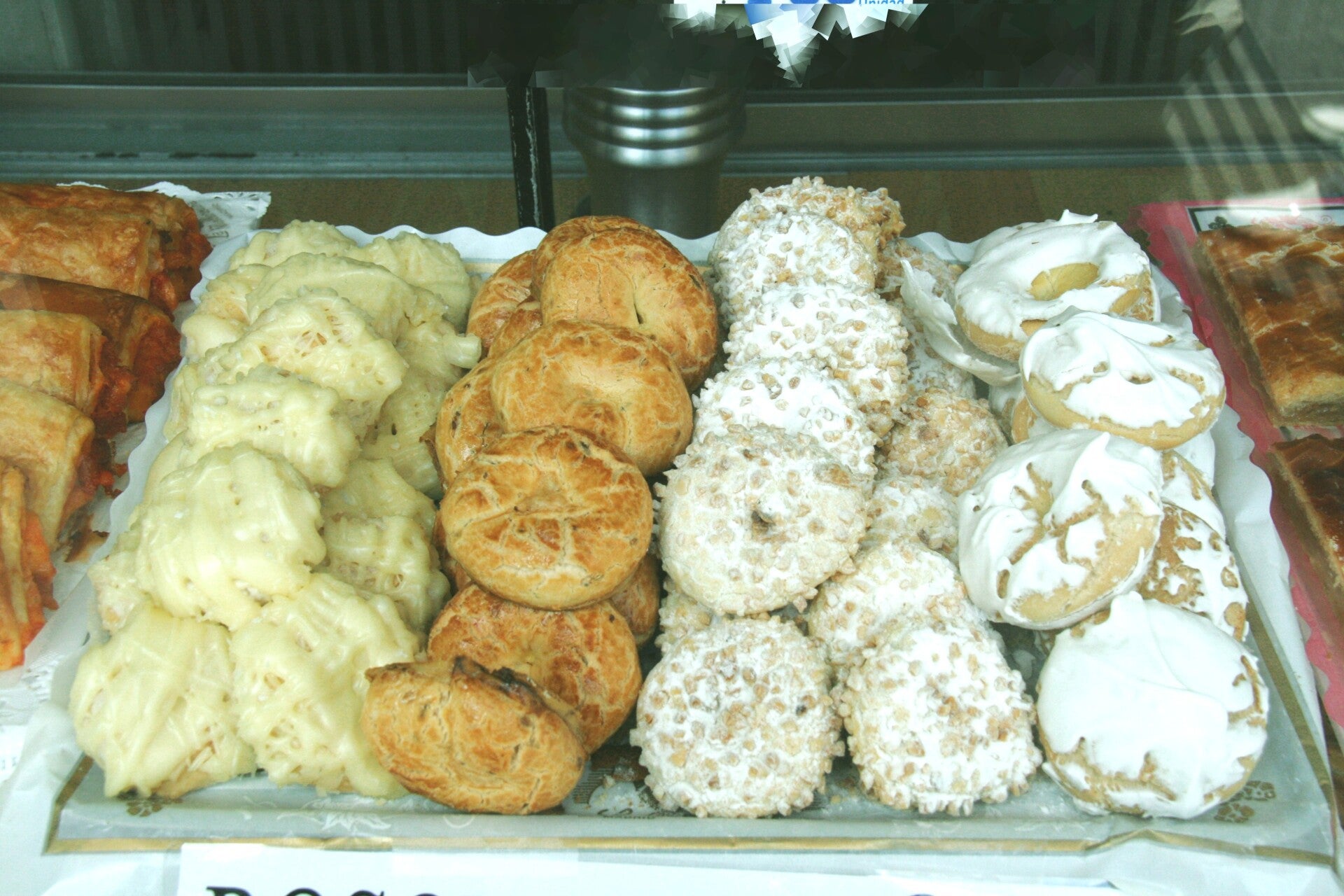 Surtido de rosquillas de San Isidro: listas, tontas, francesas y de Santa Clara, dulce de Madrid.