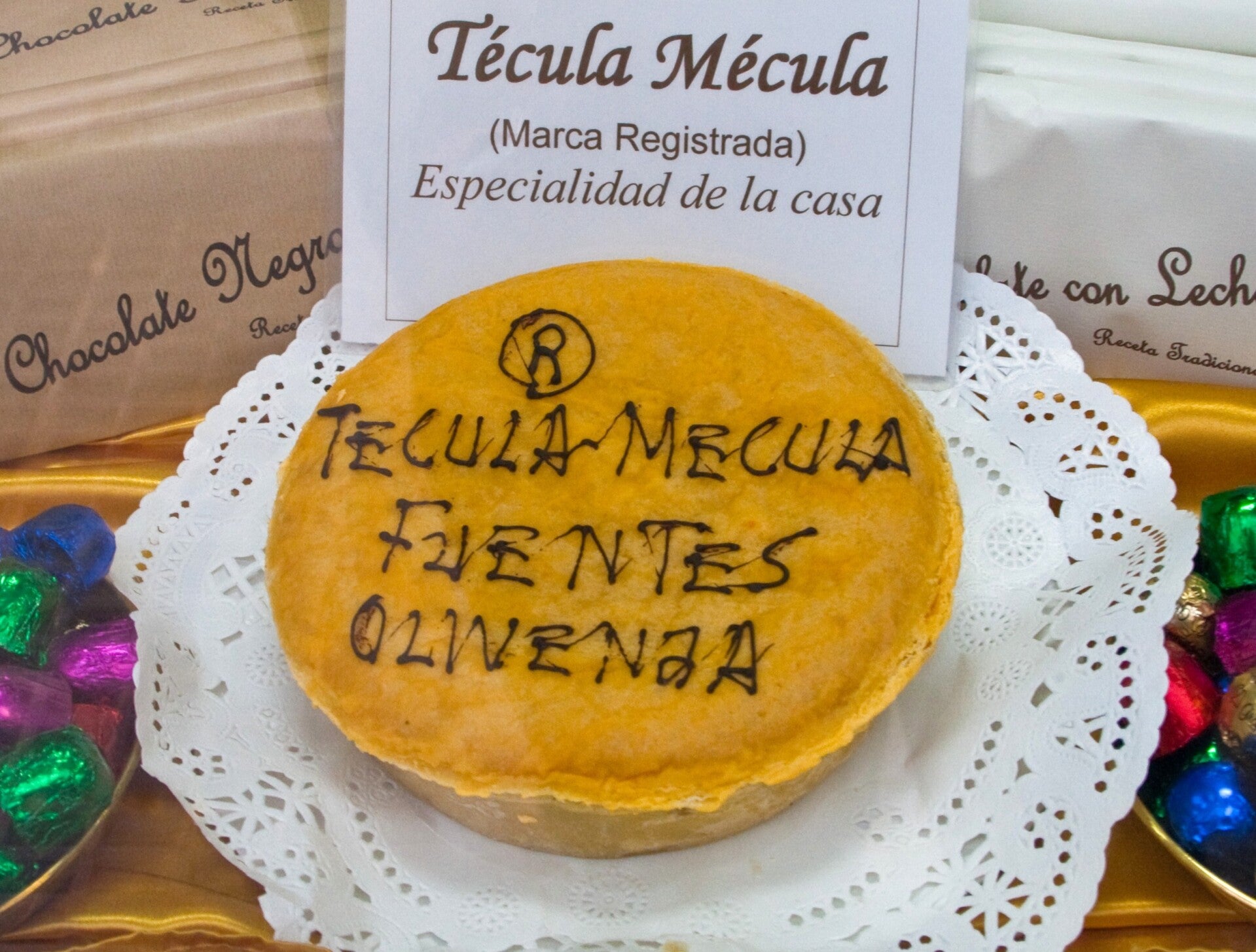Técula mécula, tarta extremeña de almendra y yema, sobre blonda
