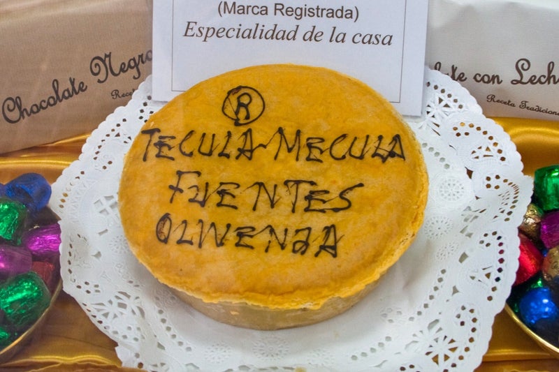 Técula mécula, tarta extremeña de almendra y yema, sobre blonda