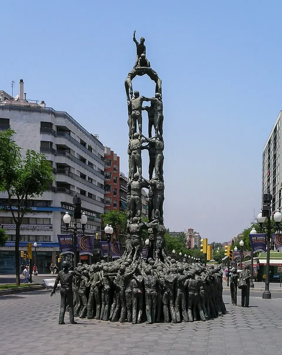 Monument als Castellers de Tarragona, escultura de bronce que homenajea las torres humanas