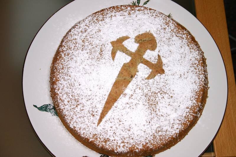 Tarta de Santiago con la cruz de Santiago dibujada en azúcar glas sobre la superficie