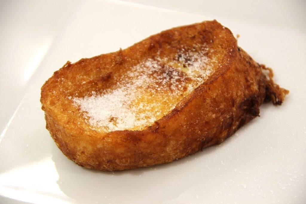 Torrija espolvoreada con azúcar y canela.