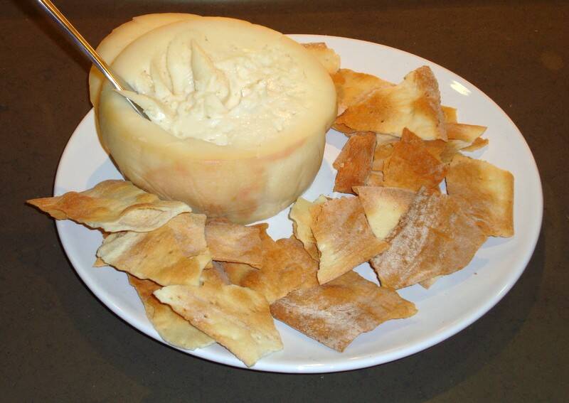 Torta del Casar abierta, queso cremoso extremeño que se unta