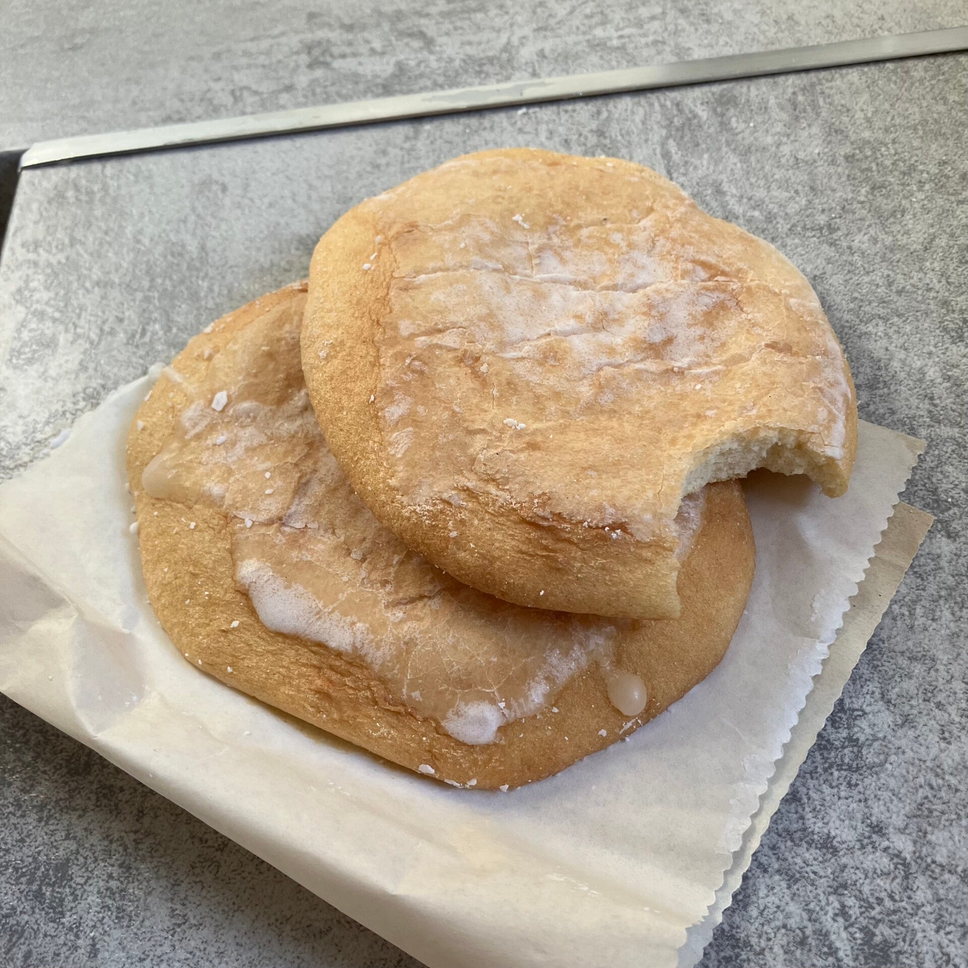 Tortas de Alcázar de San Juan, los bizcochos esponjosos de almendra de la repostería manchega