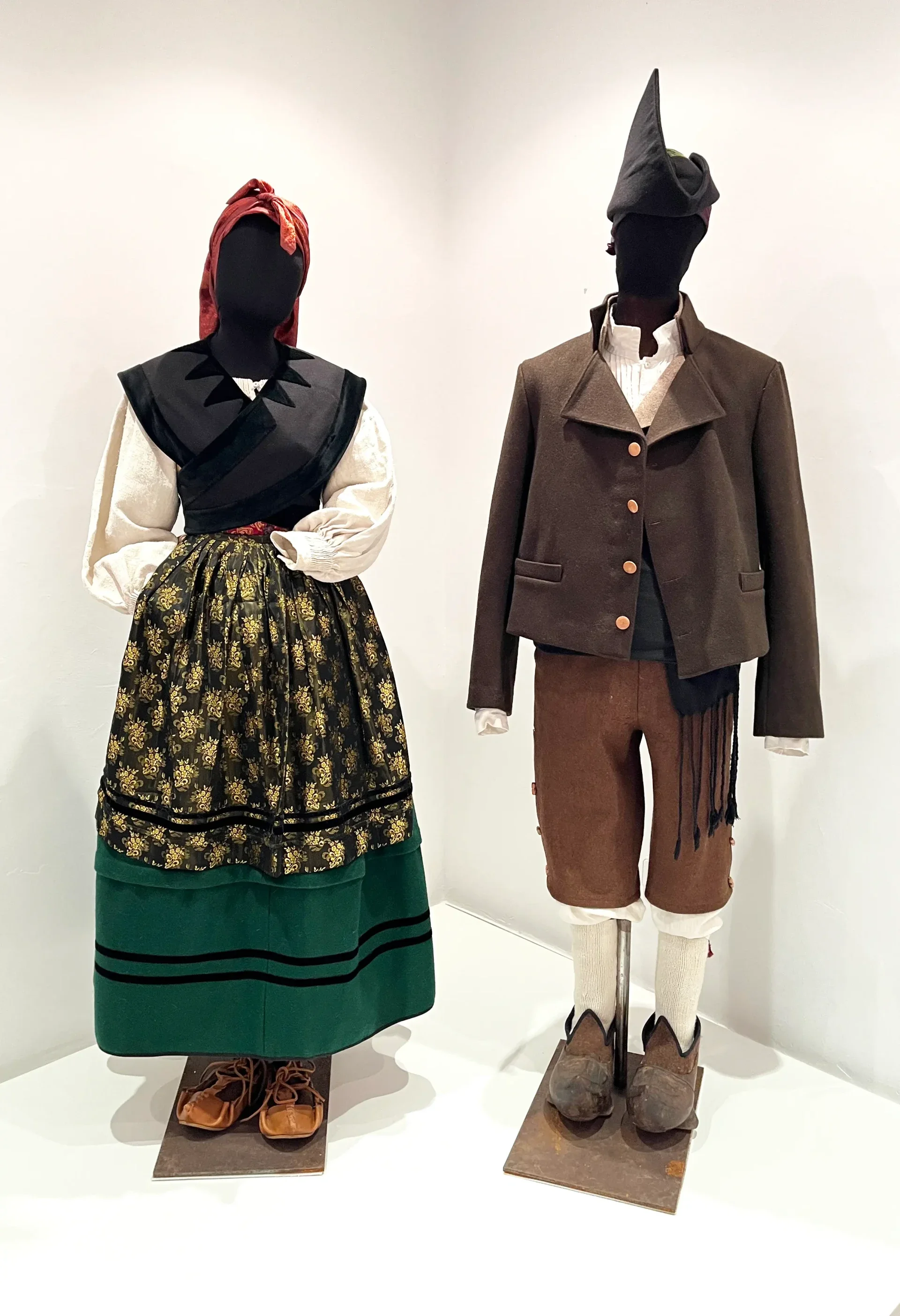 Trajes tradicionales asturianos, femenino y masculino con montera picona, en exposición