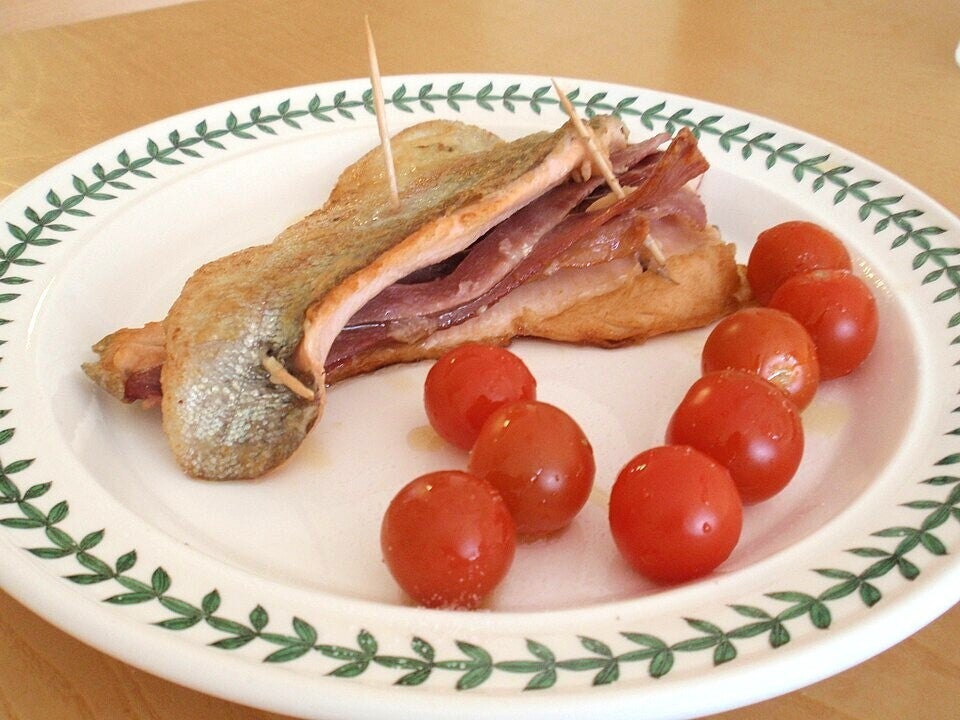 Trucha a la navarra: trucha frita rellena de jamón serrano