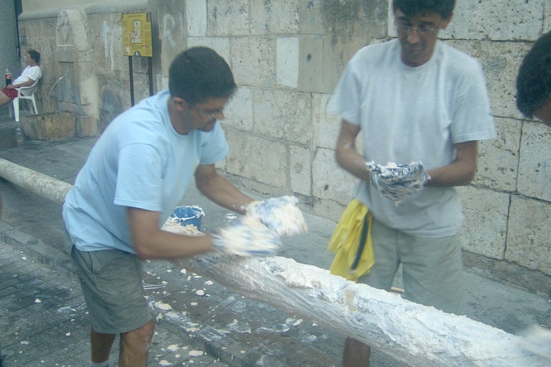 Operarios engrasando el palo jabón antes de La Tomatina de Buñol, Valencia