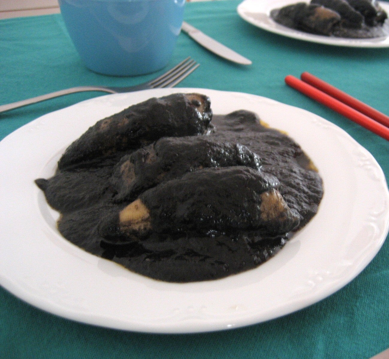Txipirones en su tinta, calamare guisados en su característica salsa negra