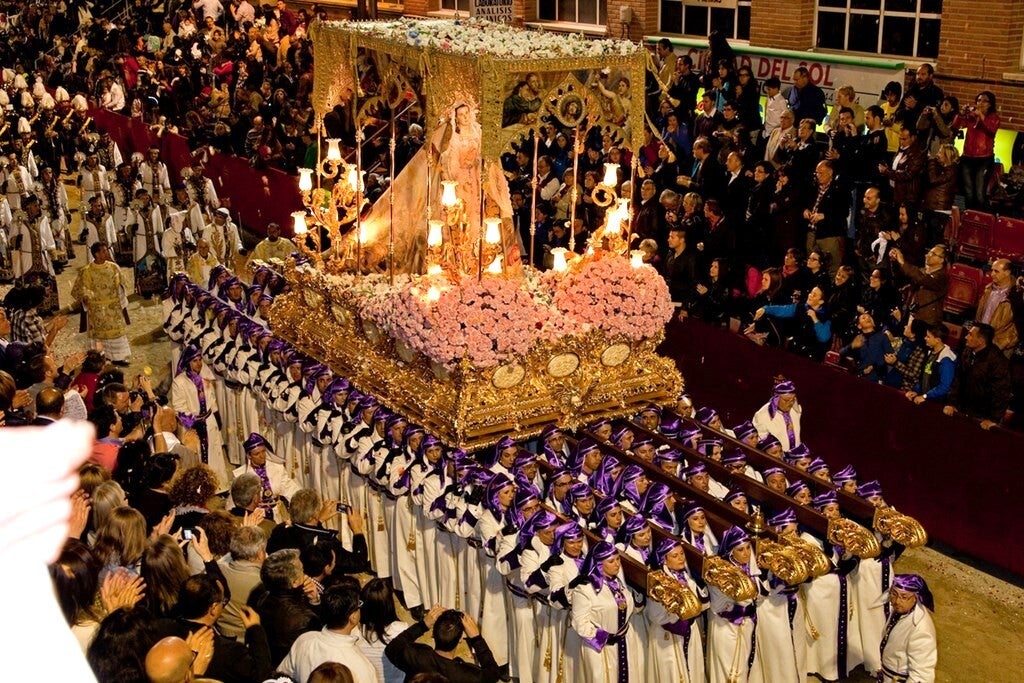 Trono de la Virgen de la Amargura, del Paso Blanco, en la procesión del Viernes Santo de la Semana Santa de Lorca