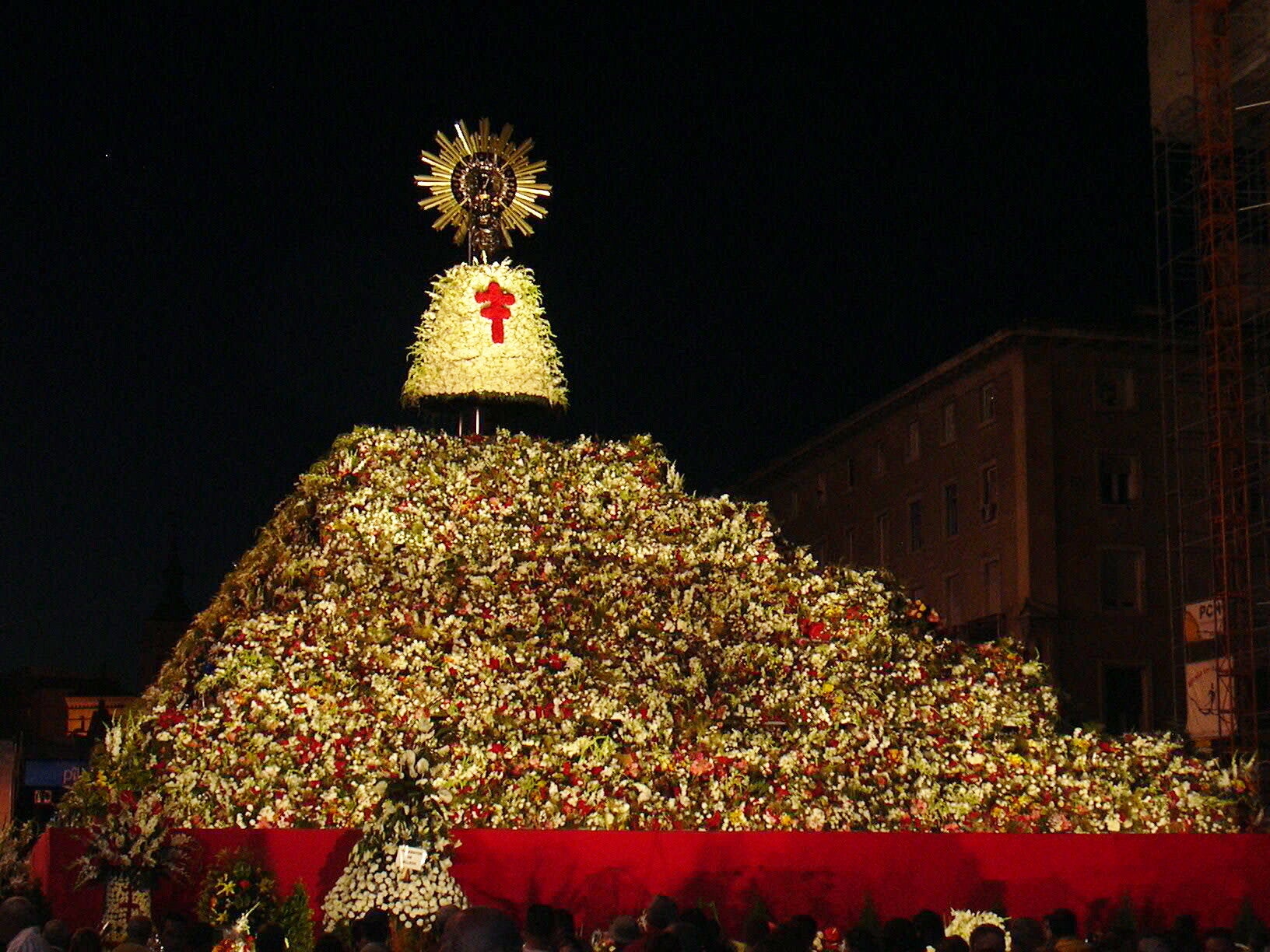 Ofrenda de Flores a la Virgen del Pilar en Zaragoza.