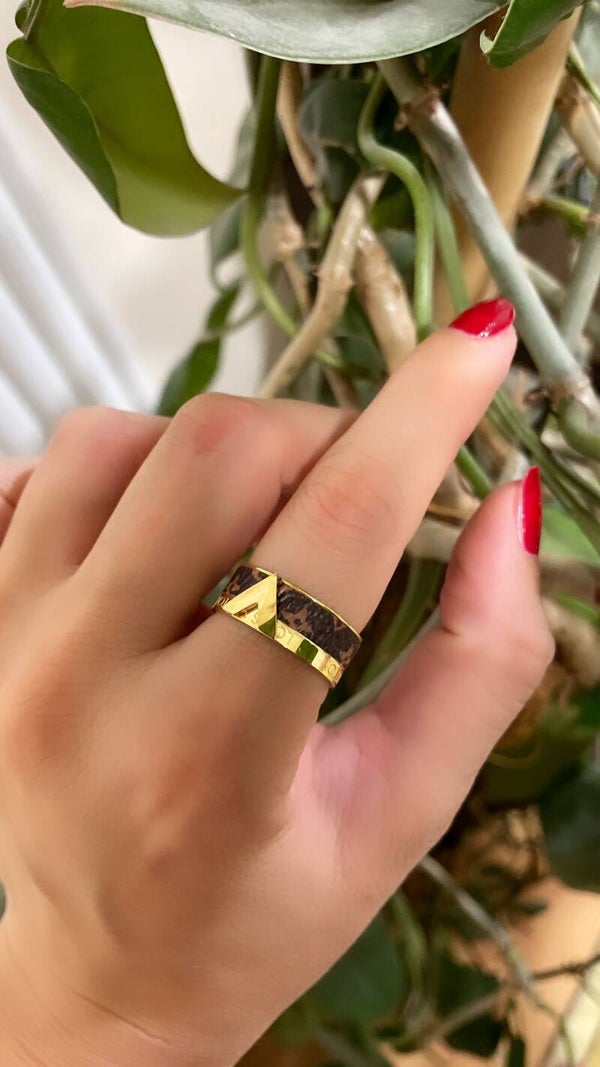 V Ring gold aus Edelstahl