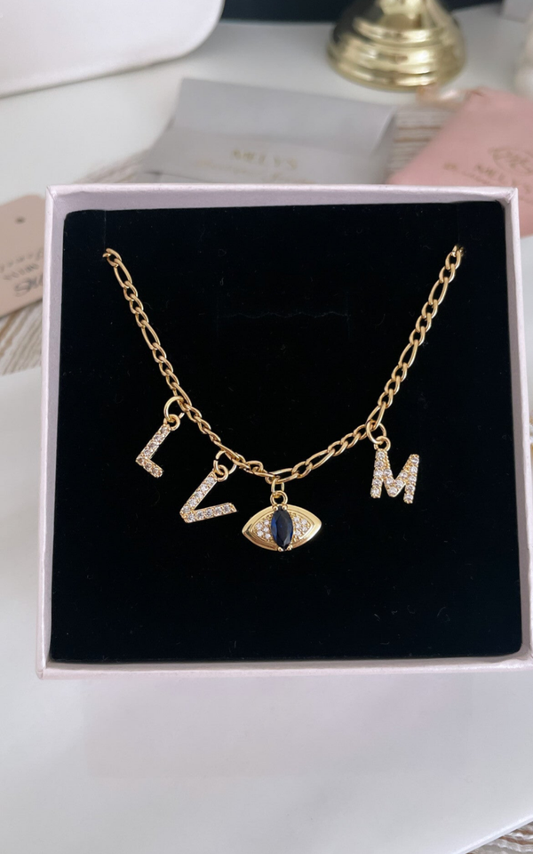 Buchstabenkette mit Auge