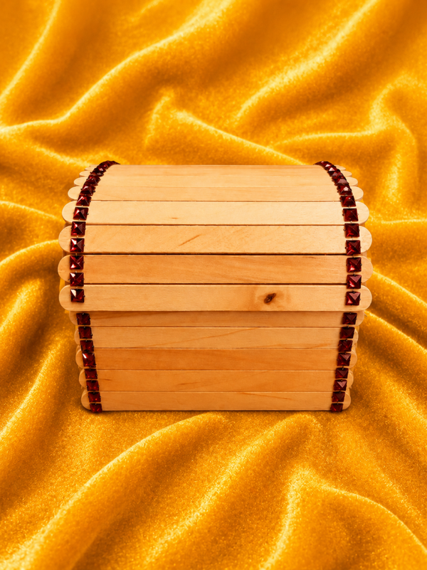 Petit coffre en bois rouge