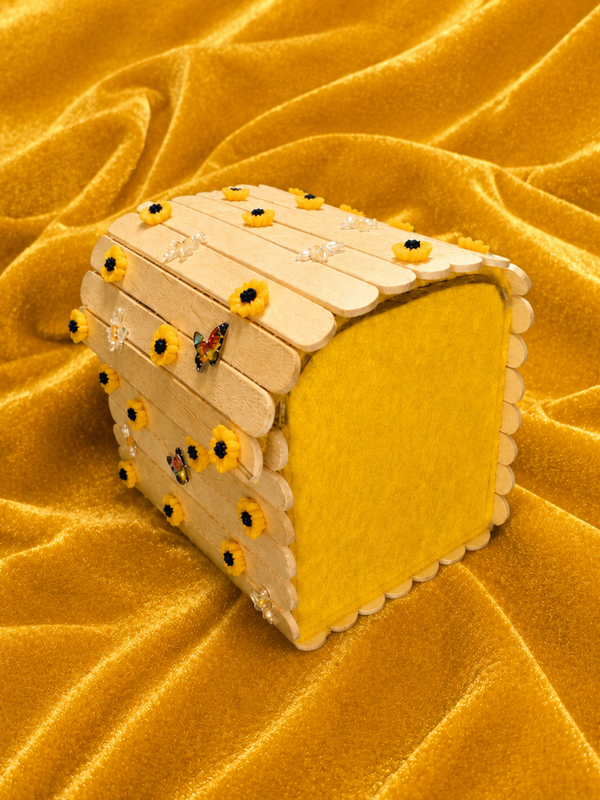 Petit coffre en bois jaune