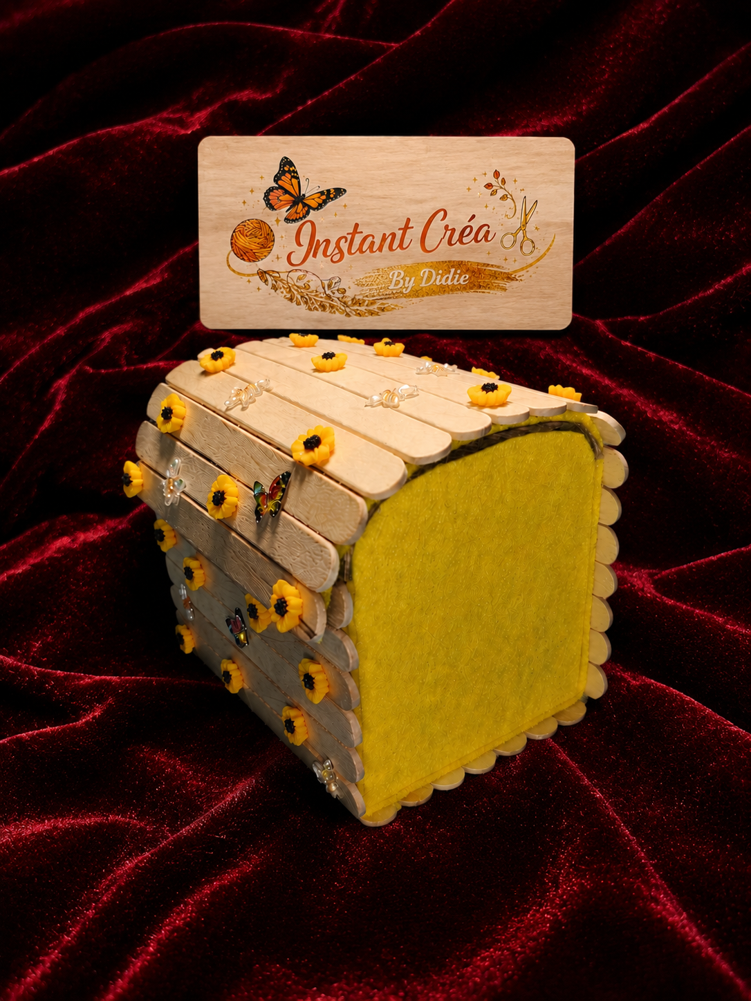 Petit coffre en bois jaune