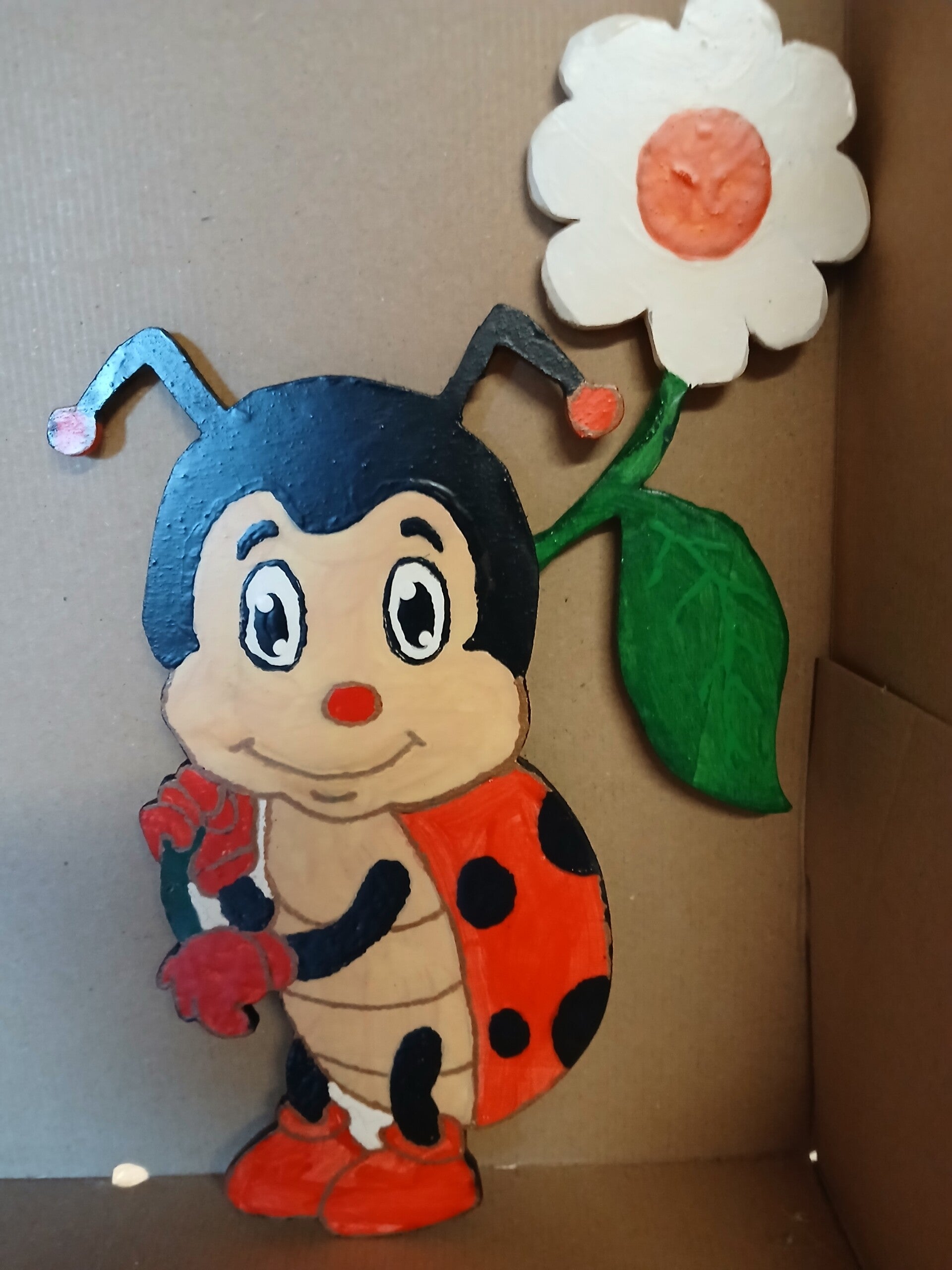 Gartenfigur Marienkäfer mit Blume