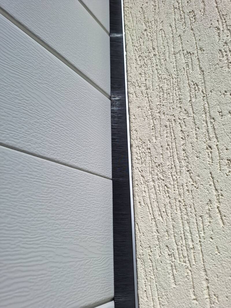 Brush seals