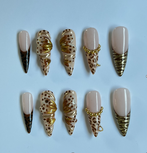 | Golden Butterfly | Set de 10 Press On Nails Faits Main | Réutilisables et avec kit de pose fourni |