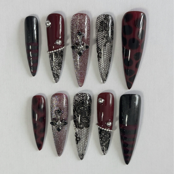 | Dark Romance | Set de 10 Press On Nails Faits | Set Réutilisable avec kit de pose fourni |