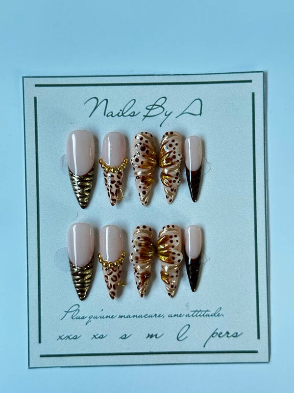 | Golden Butterfly | Set de 10 Press On Nails Faits | Set Réutilisable avec kit de pose fourni |
