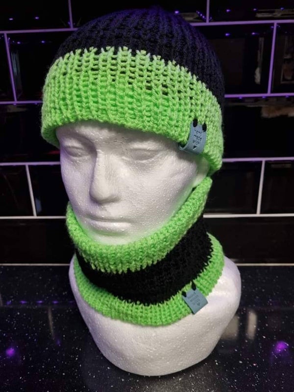 Kids Green & Black Hat & Snood set.