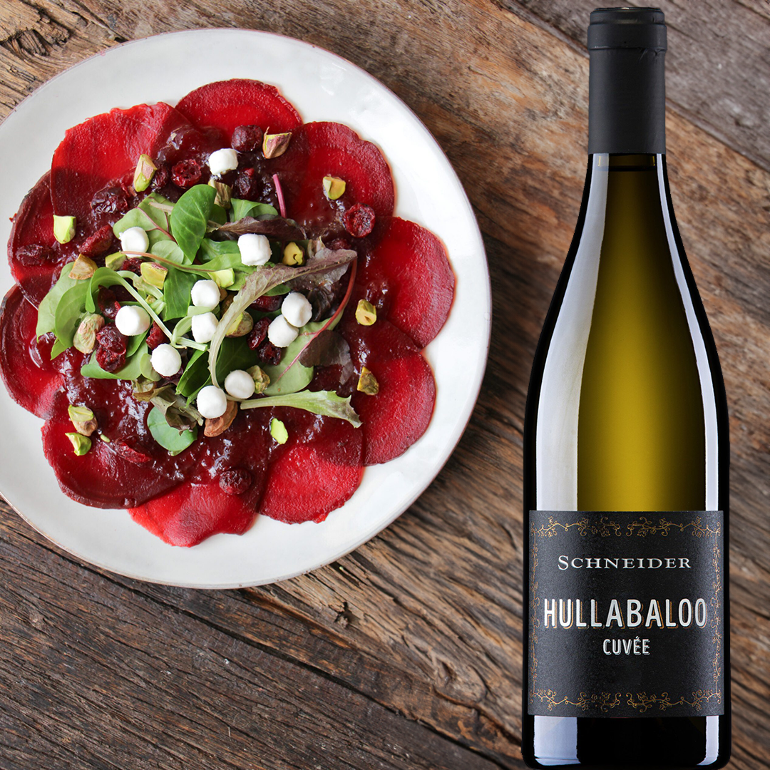 Markus Schneider Hullaballoo witte wijn geserveerd met rode bieten carpaccio en geitenkaas voor een verfijnd voorgerecht.