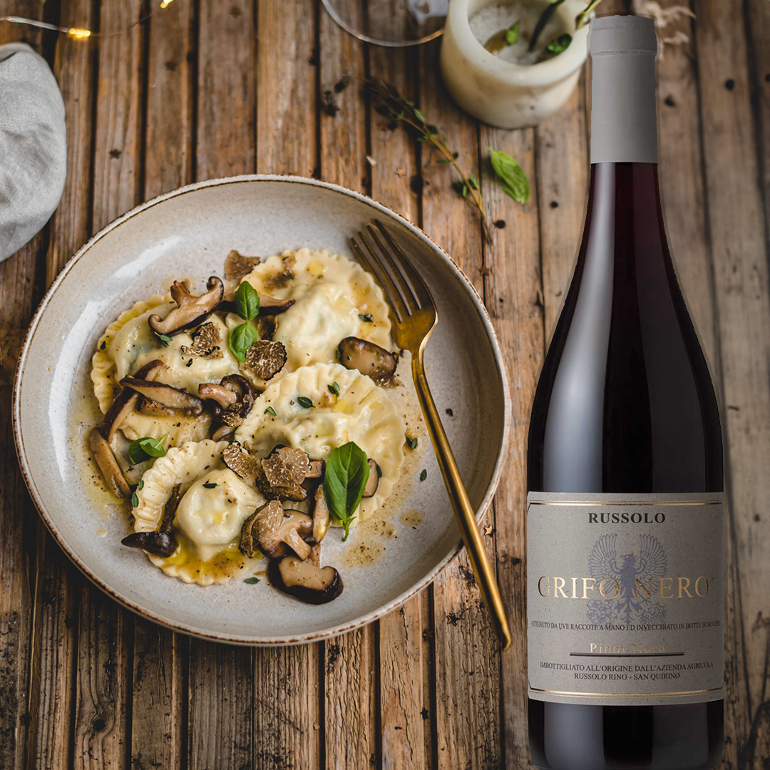 Russolo Grifo Nero rode wijn gecombineerd met ravioli met truffel en Parmezaanse kaas voor een luxe tussengerecht.