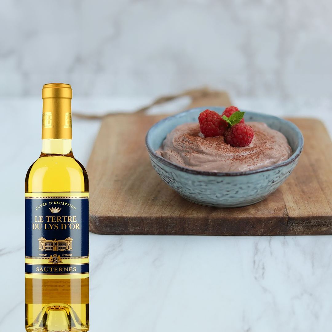 Sauternes Le Tertre du Lys d’Or dessertwijn geserveerd met chocolademousse en rood fruit voor een perfecte afsluiting.