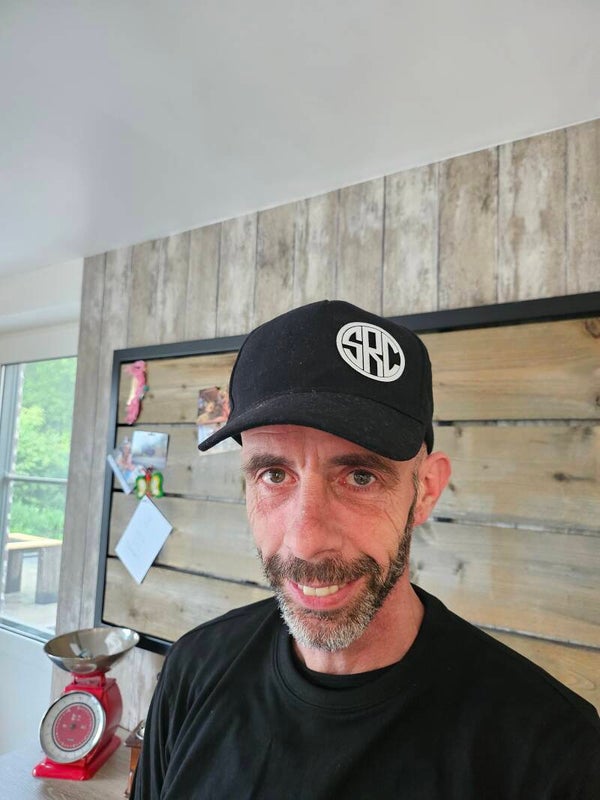 Pet met rond logo wit bedrukt