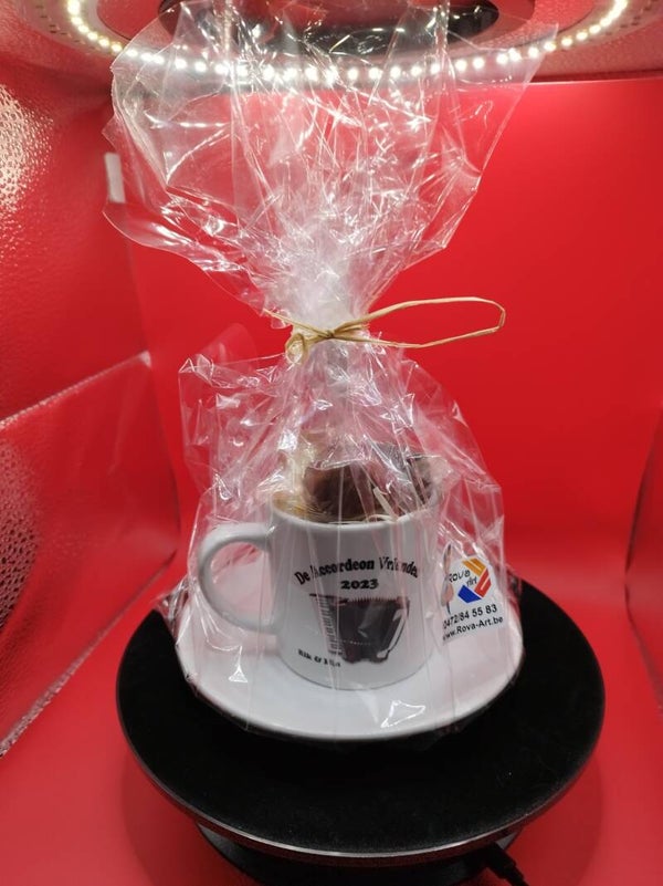 Senseo mokje met onderbord + pralines en ingepakt