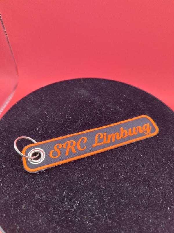 geborduurde sleutelhanger lang recto-verso geborduurd met fluo oranje