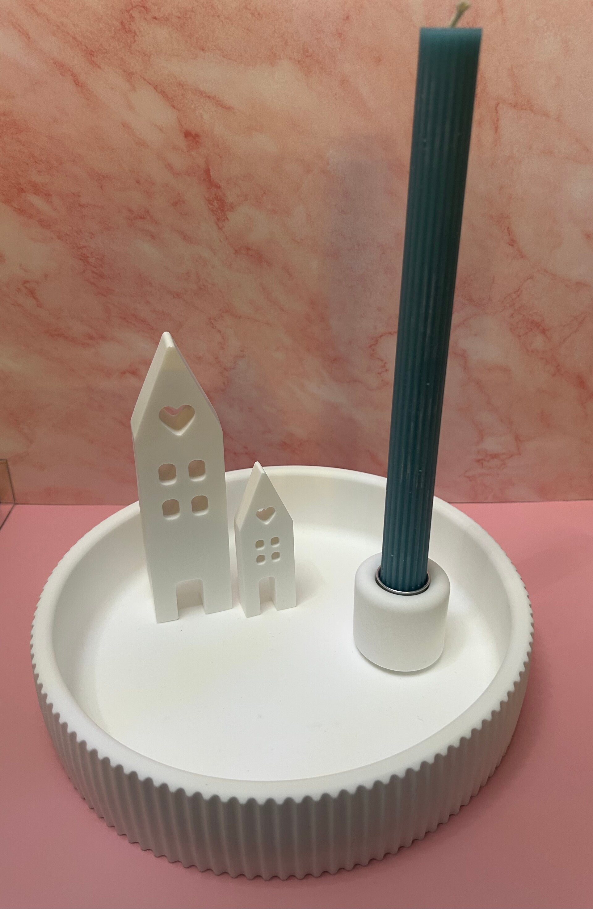 Dekotablett mit Häusern und Kerzenhalter