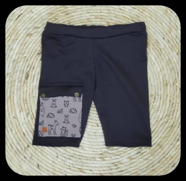 Korte broek zwart met zak diertjes grijs