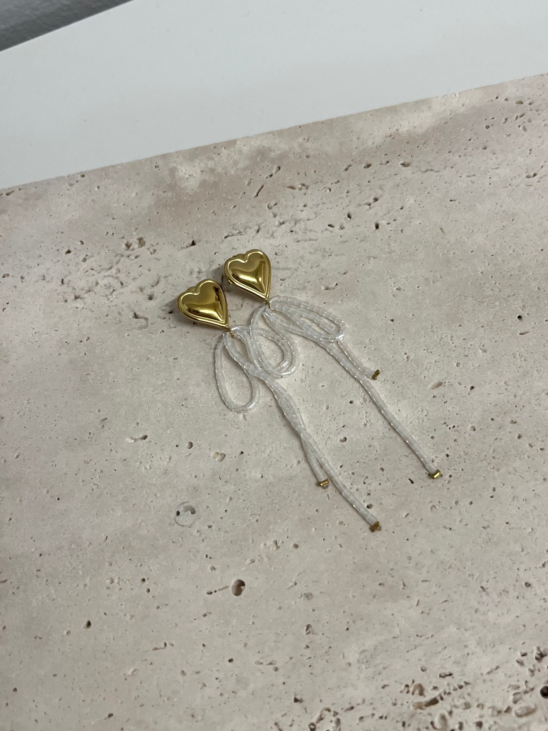 Bow to my heart oorbellen wit