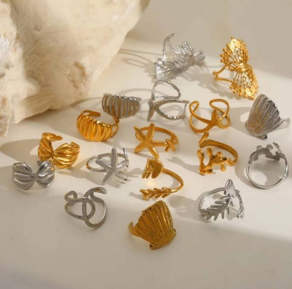 Anillos de acero dorados y plateados