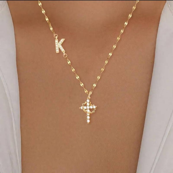 Cadena con cruz y inicial