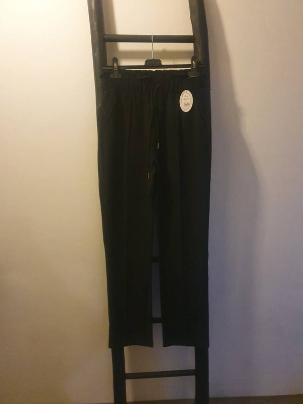 Comfort broek zwart met siernaad over de been