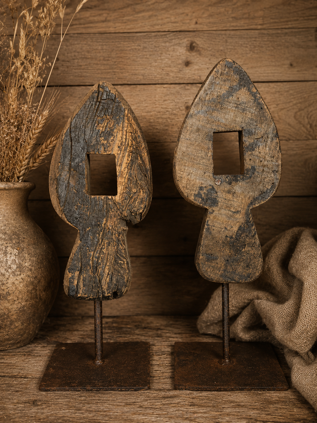 Oud houten ornament op standaard