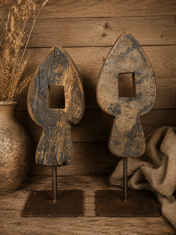 Oud houten ornament op standaard