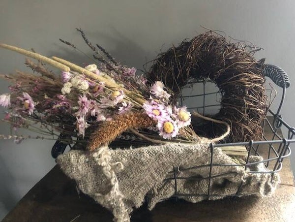 Stoere draadmand met droogbloemen.
